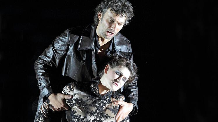 Szene aus der Münchner Neuinszenierung von Giuseppe Verdis Oper "Il trovatore" mit Anja Harteros (Leonora) und Jonas Kaufmann (Manrico) Alle Szenenfotos: Wilfried Hösl