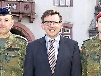 Manfred Scholl, Bürgermeister Armin Warmuth und Matthias Zinn freuen sich über das Sammelergebnis. Foto: Arkadius Guzy