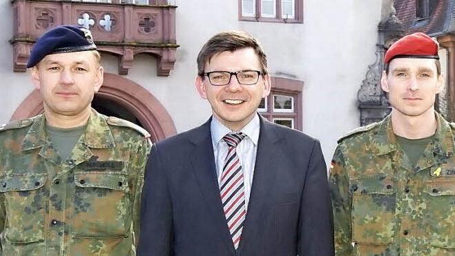 Manfred Scholl, Bürgermeister Armin Warmuth und Matthias Zinn freuen sich über das Sammelergebnis. Foto: Arkadius Guzy