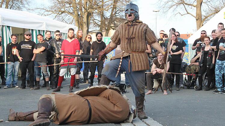 Mit Wikinger-Schaukämpfen vertrieben sich einige Festivalbesucher die Zeit.