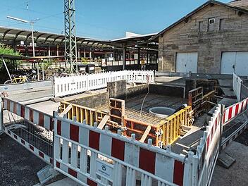 Das Fundament des Toilettenhauses am Lichtenfelser Bahnhof wird erstellt. Im Oktober soll das Häuschen fertig sein.  Fotos: Hendrik Steffens