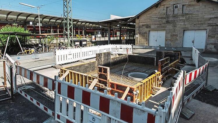 Das Fundament des Toilettenhauses am Lichtenfelser Bahnhof wird erstellt. Im Oktober soll das Häuschen fertig sein.  Fotos: Hendrik Steffens