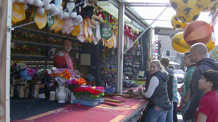 Die Buden gehören in Neunkirchen zur Kirchweih Foto: Petra Malbrich