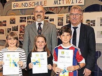 Schulamtsdirektor Uwe Dörfer (rechts) und Rektor Hans Neuberg zeichneten die Mathematik-Olympiasieger im Kreis Kronach aus (von links): Nadine Reißig, Lia Meindlschmidt und Nick Haderdauer.  Foto: Rainer Glissnik