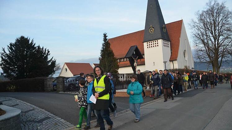 Mit Gebet und Gesang ging es hinaus in die Flur. Der Jugendkreuzweg führte zur evangelischen Kirche St. Laurentius in Burggrub und wurde von Gemeindereferent Matthias Beck und Pfarrer Michael Foltin angeführt. Foto: Karl-Heinz Hofmann