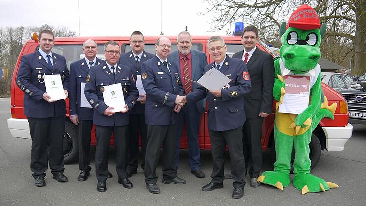 Sie wurden bei der Frühjahrs-Kommandantentagung in Unterlauter geehrt (von links): Dominik Alex, Helmut Geßlein, Steffen Schaller, Andreas Steller, Robert Bechauf, Bernd Rauschert, Manfred Lorenz und Christian Gunsenheimer.