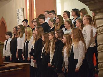 Der Chor der Realschule singt "Maracas at the manger". Foto: Daniela Pondelicek