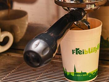 Schnell auf dem Weg einen Kaffee schl&uuml;rfen, den Becher in den n&auml;chsten M&uuml;lleimer - in immer mehr St&auml;dten sollen die Einwegbecher abgeschafft werden. Foto: epd