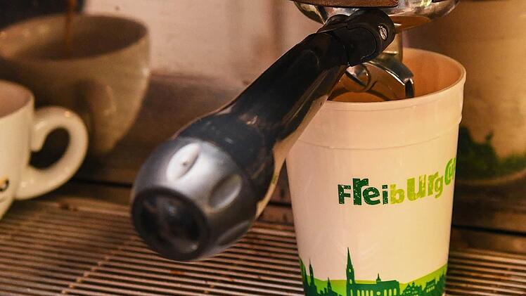 Schnell auf dem Weg einen Kaffee schlürfen, den Becher in den nächsten Mülleimer - in immer mehr Städten sollen die Einwegbecher abgeschafft werden. Foto: epd