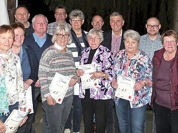 Diese Frauen und Männer wurden für ihre langjährige Vereinstreue zum Fußballclub Neuenmarkt geehrt.  Foto: Werner Reißaus
