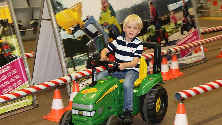 Der junge Traktorfahrer hat viel Spaß. Foto: Wolfgang Desombre