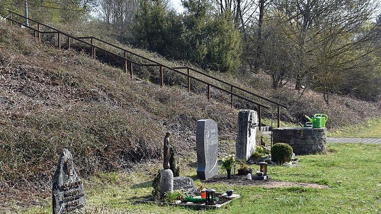 Im neuen Friedhof Gädheim sind die Böschungen mit Bodendeckern bewachsen. Diese soll der Bauhof im Herbst/Winter mit einem entsprechenden Mulchgerät auf den Stock zurücksetzen um so einen neuen, jungen Bewuchs zu fördern.Ulrike Langer
