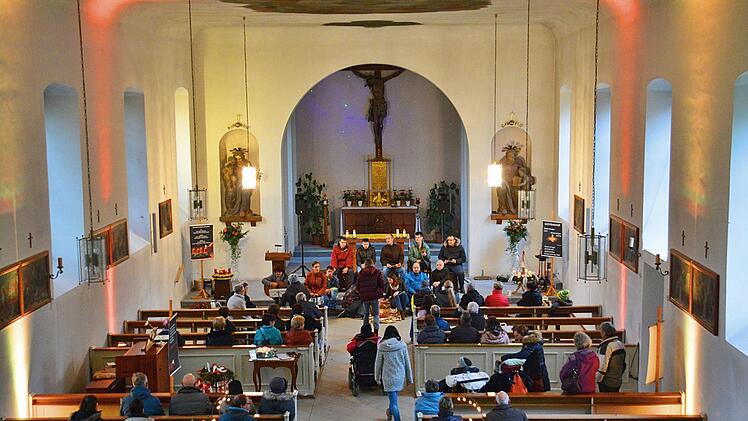 Adventsstimmung und Romantik in der St. Josefs Kirche in Maria Bildhausen. Stündlich gab es hier verschiedene Angebote. Foto: Hanns Friedrich