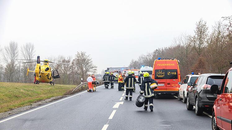 Bei Gerolzhofen hat sich am Freitag ein tödlicher Lkw-Unfall ereignet. Ein Fahrer starb, ein weiterer wurde schwer verletzt. Der Beifahrer des Unfallfahrers schwebt noch in Lebensgefahr. Foto: News5/Merzbach