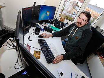 IT-Forensiker wie Marco Drummer sind von der Zentralstelle Cybercrime Bayern (ZCB) aus Kriminellen in der virtuellen Welt auf der Spur.  Foto: Matthias Hoch