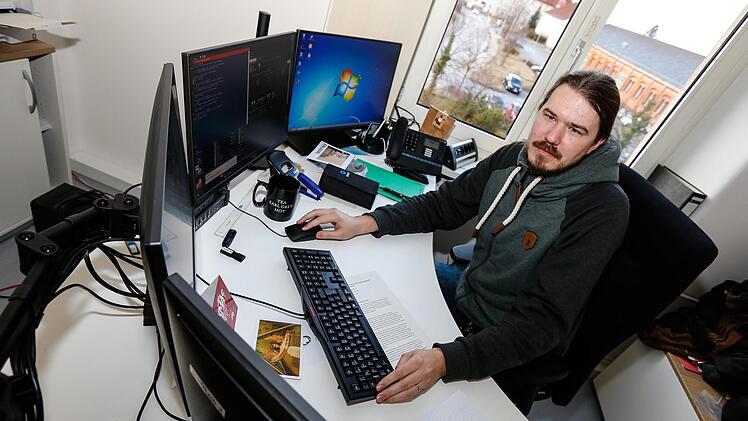 IT-Forensiker wie Marco Drummer sind von der Zentralstelle Cybercrime Bayern (ZCB) aus Kriminellen in der virtuellen Welt auf der Spur.  Foto: Matthias Hoch