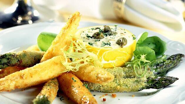 Weißer Spargel ist nach wie vor der Hit auf deutschen Tellern. Neben Suppen und Hauptgerichten lassen sich auch leckere Snacks aus dem Gemüse machen. Foto: Armin Rossmeier