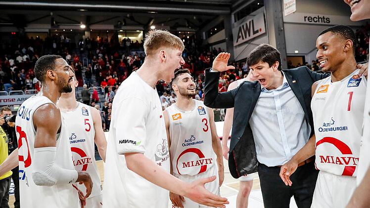 Vechta feiert in der Brose-Arena: Austin Hollins, T. J. Bray (verdeckt), Luc van Slooten, Max DiLeo, Trainer Pedro Calles und Chris Carter (von links) jubeln über den Einzug ins Halbfinale.