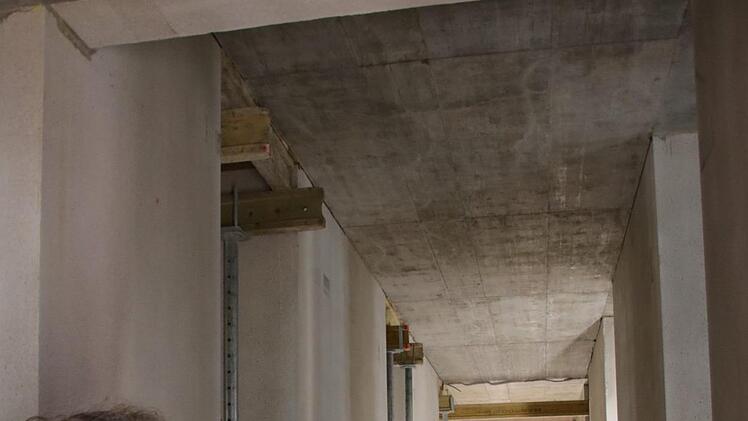 Ein Blick in die künftigen Labore im Neumann-Flügel: Fertig-Sichtbeton-Teile zu beiden Seiten des Ganges tragen die Geschossdecken.