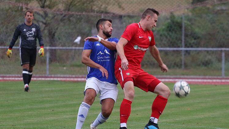 Sven Wächter (re.) erzielte im Derby bei Jahn Forchheim beide Baiersdorfer Tore und sorgte für den ersten Saisonsieg des BSV. Archivbild: Uwe Kellner