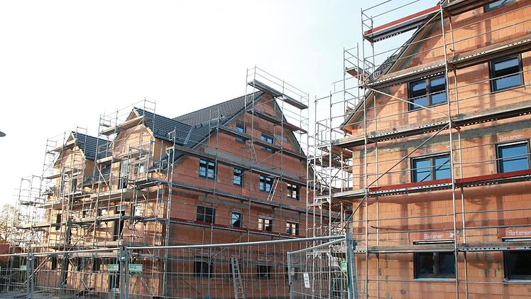 Der Markt Mainleus baut außerdem  im Hans-Grimm-Weg zwei Häuser mit zwölf Mietwohnungen. Sogar Bauminister Hans Reichart war beim Spatenstich dabei. Foto: Jürgen Gärtner