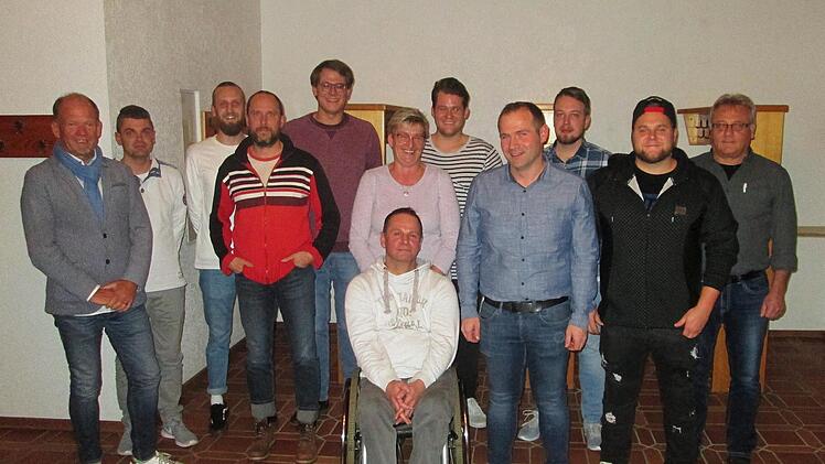 Bürgermeister Karlheinz Kickuth (links) und der scheidende Vorstandssprecher, Norbert Schwab (rechts), wünschten dem neuen FC-Vorstand, dem Sebastian Betz, Jürgen Durmann, Tobias Warter, Kai Kickuth und sechs Beisitzer angehören, Erfolg.  Foto: Winfried Ehling