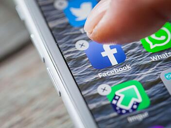 Auf Facebook kursiert immer wieder eine Art Kettenbrief, der den News-Feed völlig umbauen soll. Der Statuspost behauptet, dass sich der Algorithmus von Facebook so beeinflussen lässt. Das ist dran.