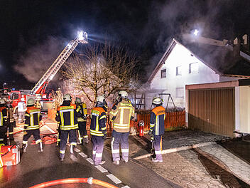 Gartenlaube niedergebrannt: Feuer drohte auf Wohnhaus überzugreifen