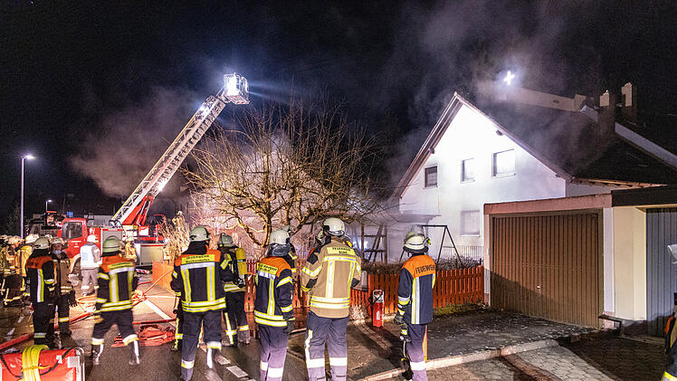Gartenlaube niedergebrannt: Feuer drohte auf Wohnhaus überzugreifen