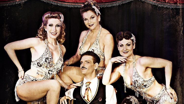 Das Burlesque Ensemble bezaubert die Zuschauer.