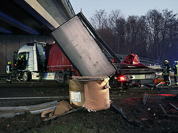 Sattelzug verliert nach Unfall Ladung