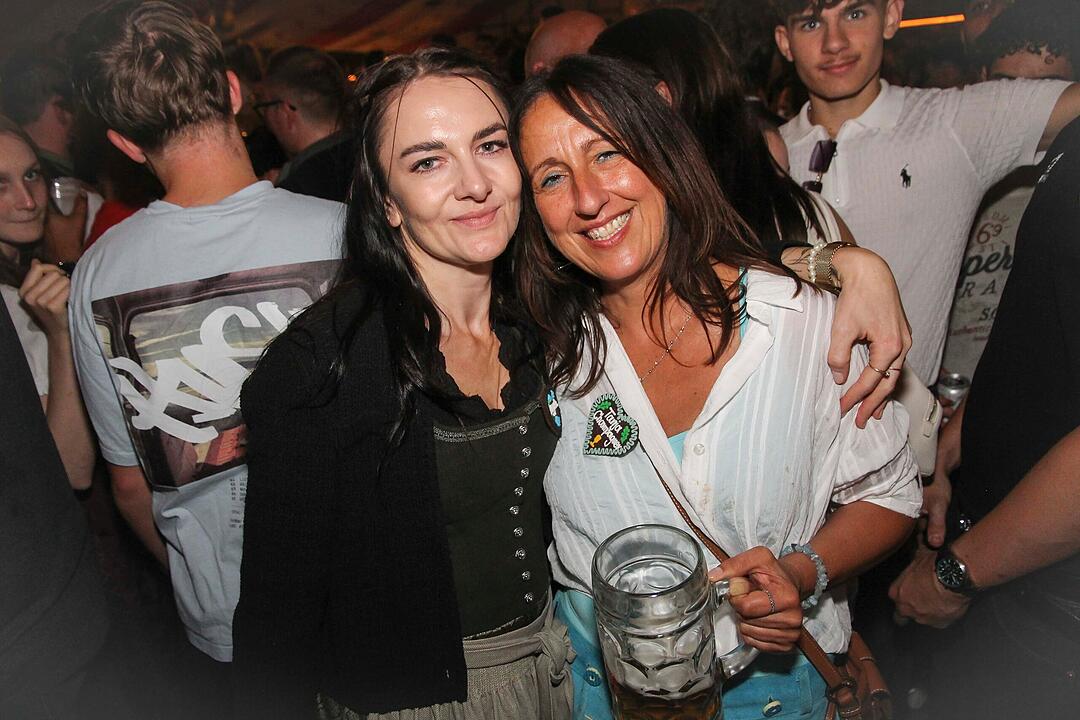 Tanzen, Feiern, Mitsingen &ndash; bayerische Partystimmung bis Mitternacht.