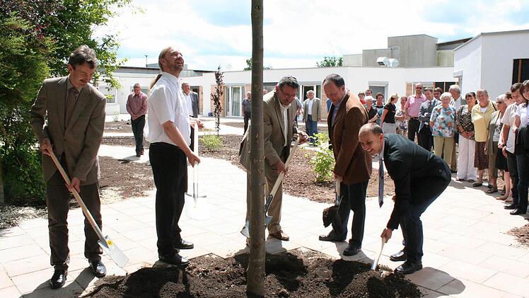 Eine Linde pflanzten auf der großzügigen neuen Terrasse Diakonie-Vorstandsvorsitzender Norbert Kern, Pfarrer Johannes Kestler, Bürgermeister Georg Zipfel, Heimleiter Albert Heid, Architekt Michael Seidenath (v. l.)