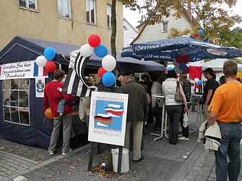 Der Crêpes-Stand ist stets umlagert.  Fotos: Heike Schülein