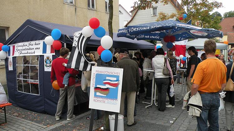 Der Crêpes-Stand ist stets umlagert.  Fotos: Heike Schülein