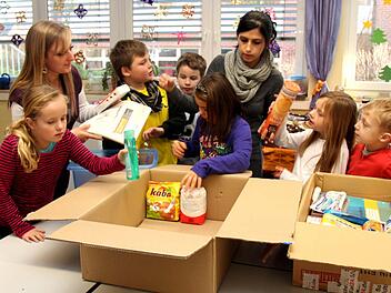 Die Kinder packten mit ihren Betreuerinnen Kathrin Ziemer (2. v. l.) und Hoda Scheidel (3. v. r.) nützliche Geschenke ein. Foto: Johanna Blum