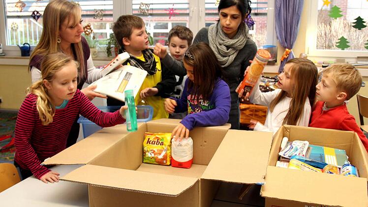 Die Kinder packten mit ihren Betreuerinnen Kathrin Ziemer (2. v. l.) und Hoda Scheidel (3. v. r.) nützliche Geschenke ein. Foto: Johanna Blum