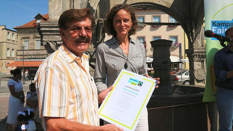 2. Bürgermeister Reimar Glückler nimmt die Urkunde von "Fairtrade"- Botschafterin Hannah Rüther entgegen. Foto: Gerd Schaar