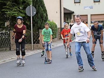 Die Leutenbacher Freizeitsportler genießen die freie Fahrt durch ihren Ort. Fotos: Franz Galster