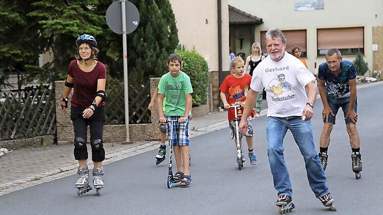 Die Leutenbacher Freizeitsportler genießen die freie Fahrt durch ihren Ort. Fotos: Franz Galster
