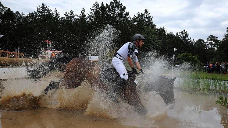 Sulzthals Max Ort auf Lord Locksly überwindet das Hindernis im Wassergraben erfolgreich. Foto: Hopf