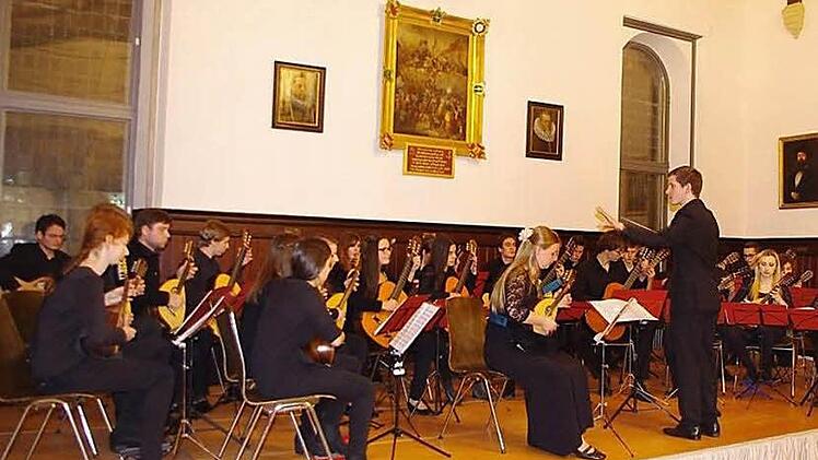 Das Bayerische Landesjugendzupforchester wird am 7. Januar im Historischen Rathaussaal in Kronach zu sehen und hören sein - hier das BLJZO bei seinem Gastkonzert an gleicher Stelle vor zwei Jahren. Foto: Heike Schülein-Archiv