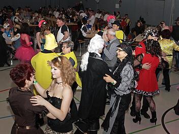 Fantasievolle Verkleidungen behinderten die zahlreichen Besucher auf der Tanzfläche nicht. Foto: Evi Seeger