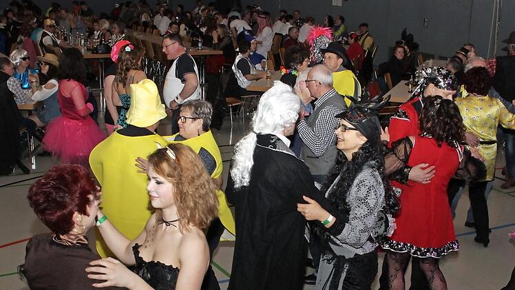 Fantasievolle Verkleidungen behinderten die zahlreichen Besucher auf der Tanzfläche nicht. Foto: Evi Seeger