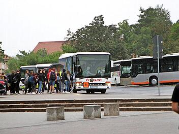 Am Schulzentrum in Haßfurt tut sich ständig etwas. Es wird gebaut, saniert und neu organisiert. Etliche Erneuerungsmaßnahmen stehen noch an (Sporthalle) und die Zufahrt zu den Schulgebäuden am Tricastiner Platz ist sanierungsbedürftig. Diese Maßnahme soll aber erst nach dem Projekt Dreifachturnhalle in Angriff genommen werden. Am Haßfurter Schulzentrum läuft täglich ein enormer Schulbusverkehr ab.  Foto: Günther Geiling