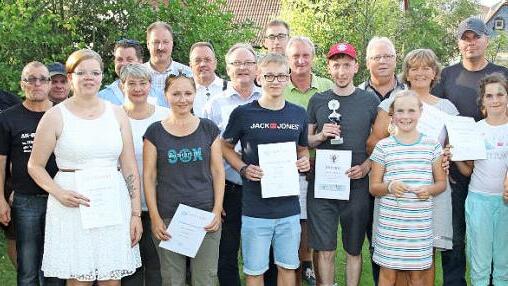Die Ortsmeister im Schießen der Gemeinden Großheirath und Untersiemau  Foto: Michael Stelzner