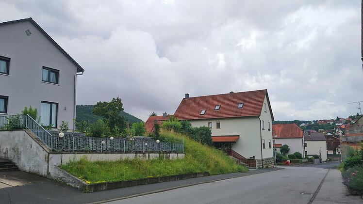 Zwischen diesen beiden Häusern soll in der Mühlgasse ein Sechs-Familien-Haus entstehen.