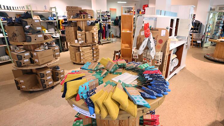 Ware aus nachhaltiger Produktion wird in den Räumen des Zukunftshauses zum Verkauf angeboten. In dem Laden ist es möglich Gegenstände zu mieten, zu tauschen oder auch reparieren zu lassen. Foto: Karl-Josef Hildenbrand/dpa