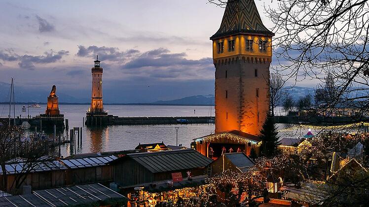 Bei der Hafenweihnacht in Lindau kannst du den Bodensee erleben.