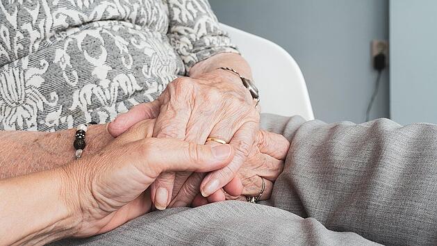 Die Hinterbliebenenrente sichert Ehepartnern unter bestimmten Voraussetzungen finanzielle Unterstützung.